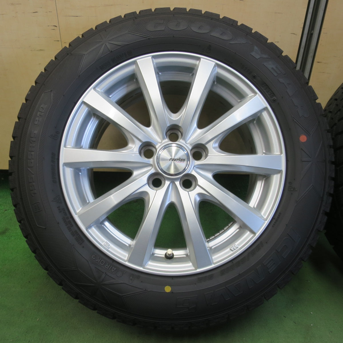 バリ溝！キレイ！9.5分以上★プリウス 等 195/65R15 スタッドレス グッドイヤー アイスナビ6 ravrion RS01 ラブリオン 15インチ PCD100/5H★6042509イス