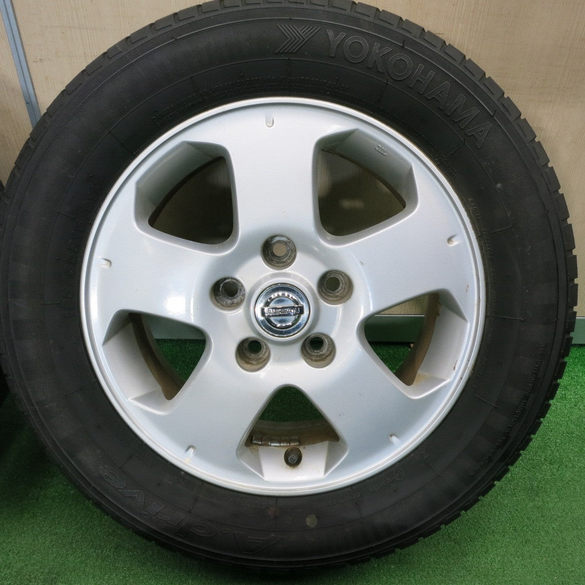 [送料無料] バリ溝！9分★日産 C25 セレナ 純正 195/65R15 ヨコハマ A.drive Aドライブ 15インチ PCD114.3/5H★5012305TNノ
