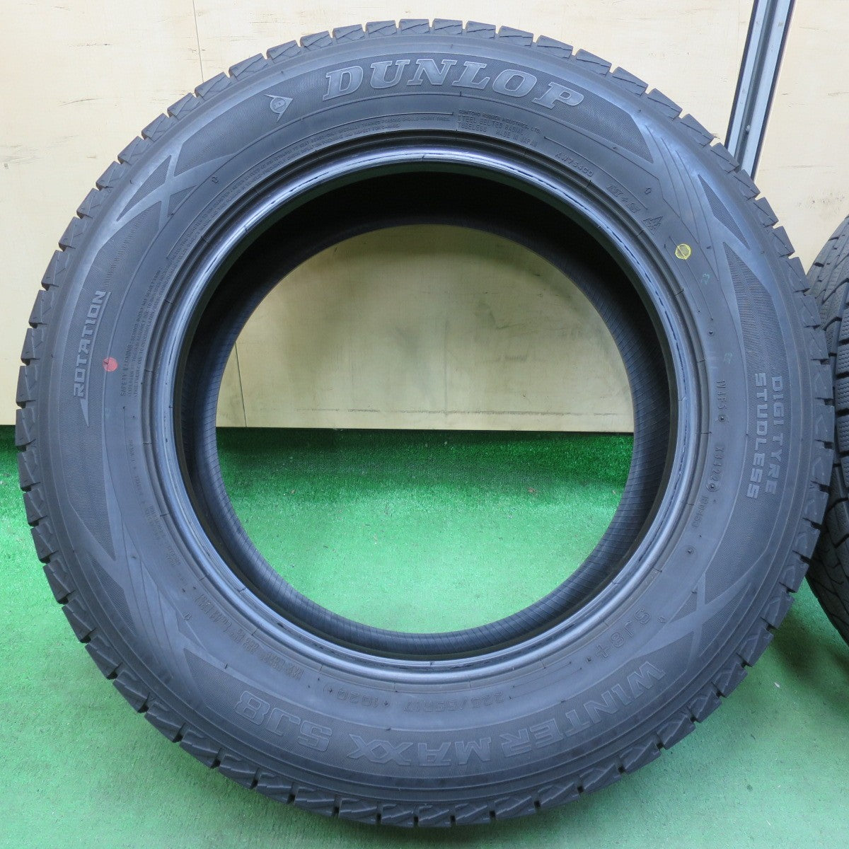 [送料無料] バリ溝！22年！9.5分★スタッドレス 225/65R17 ダンロップ ウインターマックス SJ8 SJ8+ タイヤ 17インチ NX ハリアー RAV4 エクストレイル等★5010817イスタ