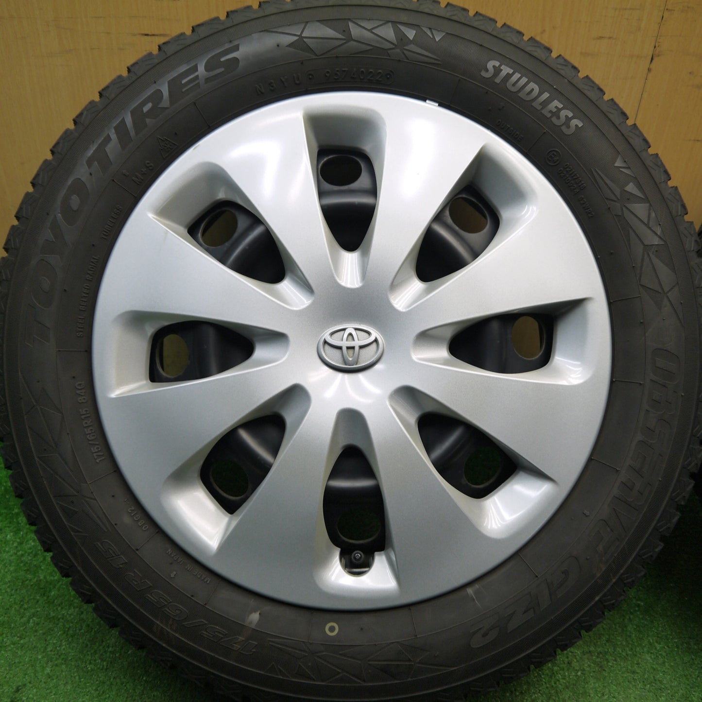 バリ溝！22年！キレイ！8.5分★トヨタ アクア 純正 スチール 175/65R15 スタッドレス トーヨー オブザーブ GIZ2 15インチ PCD100/4H★5121006Hス