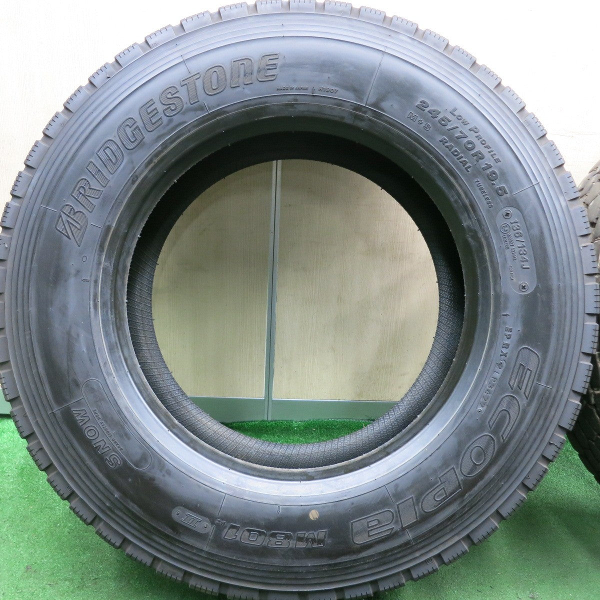 *送料無料* バリ溝！22年！9.5分★トラック タイヤ 245/70R19.5 136/134J ブリヂストン エコピア M801Ⅱ ミックス オールシーズン 19.5インチ★4071005HAノタ