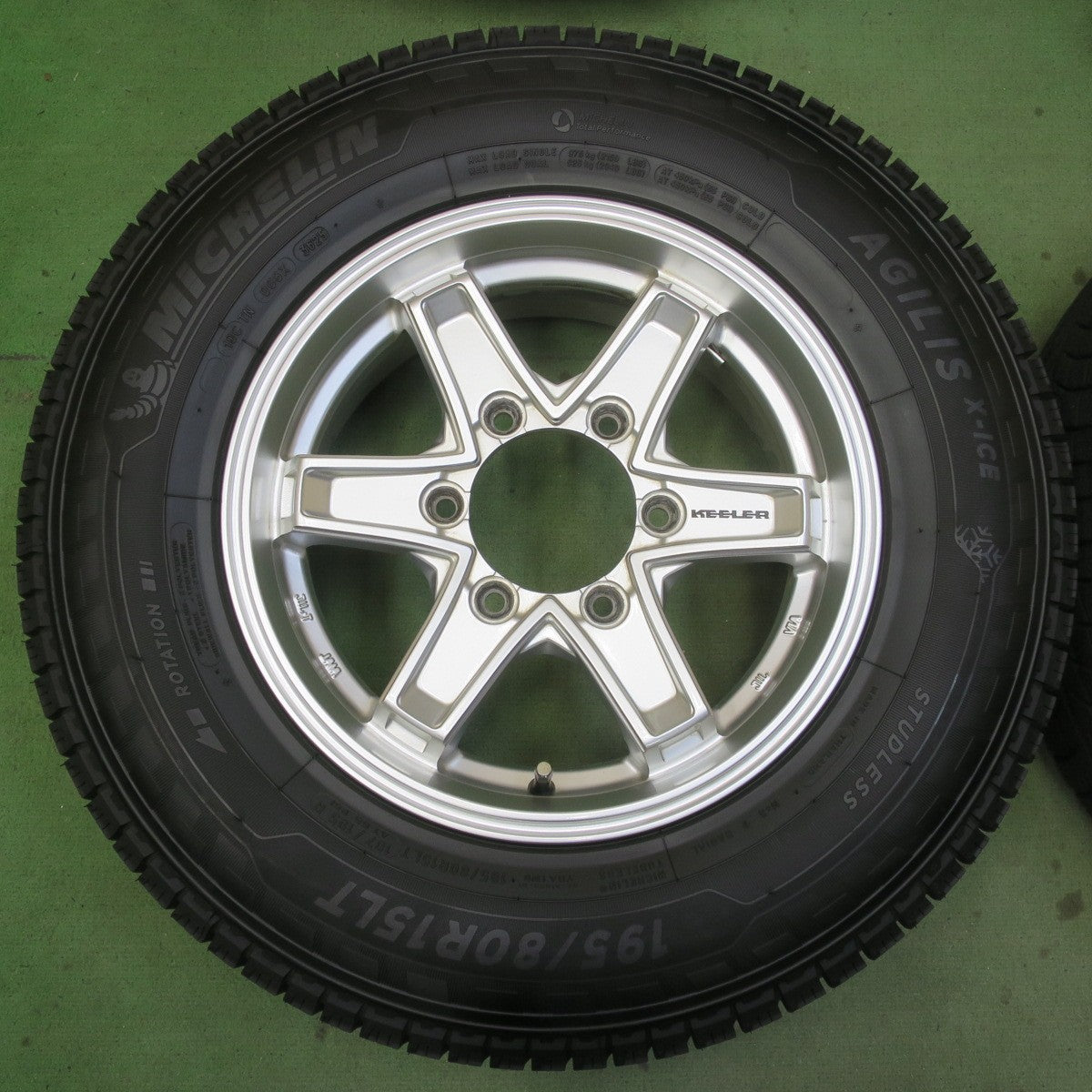 バリ溝！25年！キレイ！9.5分以上◎KEELER TACTICS 195/80R15 107/105R スタッドレス ミシュラン AGILIS X-ICE キーラー タクティクス 15インチ PCD139.7/6H◎6091903イス