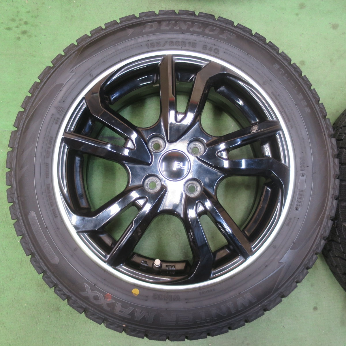 バリ溝！23年！キレイ！9.5分★スタッドレス 185/60R15 ダンロップ ウインターマックス WM02 BRANDLE-LINE ブランドルライン 15インチ PCD100/4H★6020410イス