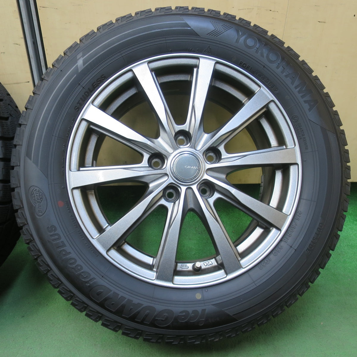 バリ溝！9分★スタッドレス 215/60R16 ヨコハマ アイスガード iG50 プラス GRASS グラス 16インチ PCD114.3/5H★5111107イス