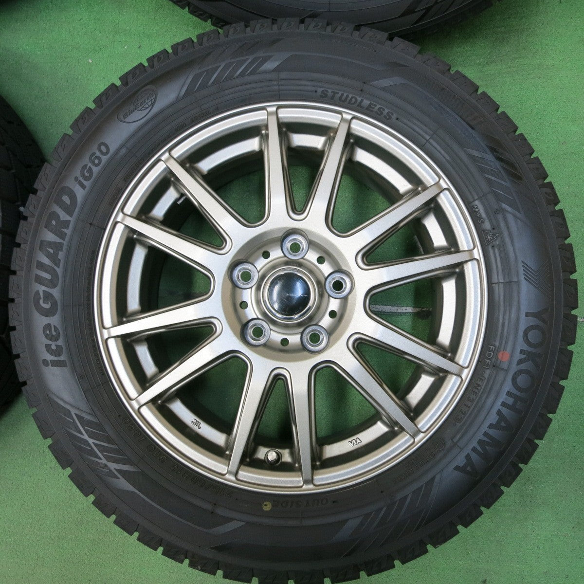 [送料無料] バリ溝！23年！キレイ！ほぼ10分★スタッドレス 215/60R16 ヨコハマ アイスガード iG60 VEMOTION Vエモーション 16インチ PCD114.3/5H★4092604SYス