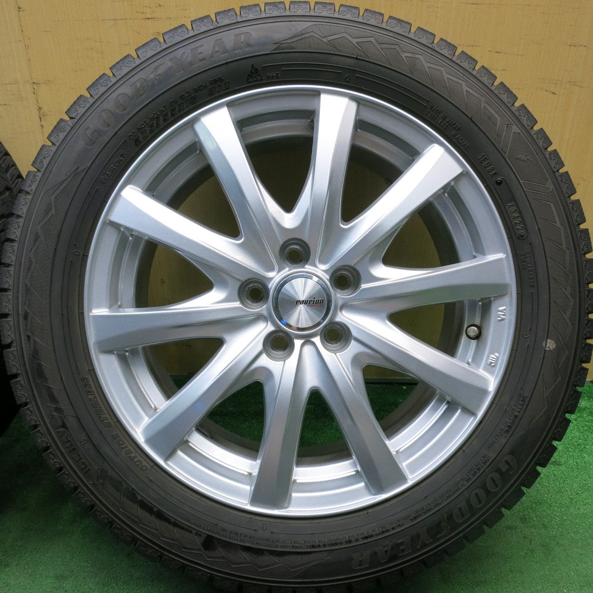 バリ溝！22年！キレイ！8.5分★インプレッサ 等 205/55R16 スタッドレス グッドイヤー アイスナビ8 ravrion RS01 ラブリオン 16インチ PCD100/5H★5071902HAス