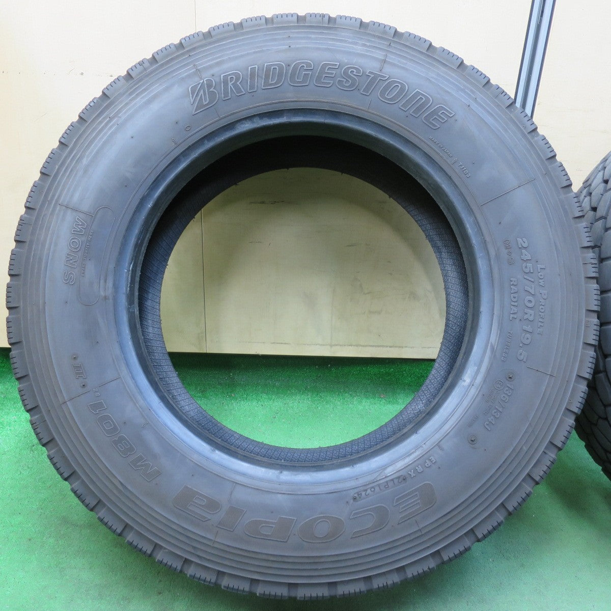 [送料無料] バリ溝！24年！9分★トラック タイヤ 245/70R19.5 136/134J ブリヂストン エコピア M801Ⅱ ミックス オールシーズン 19.5インチ★5012110イスタ