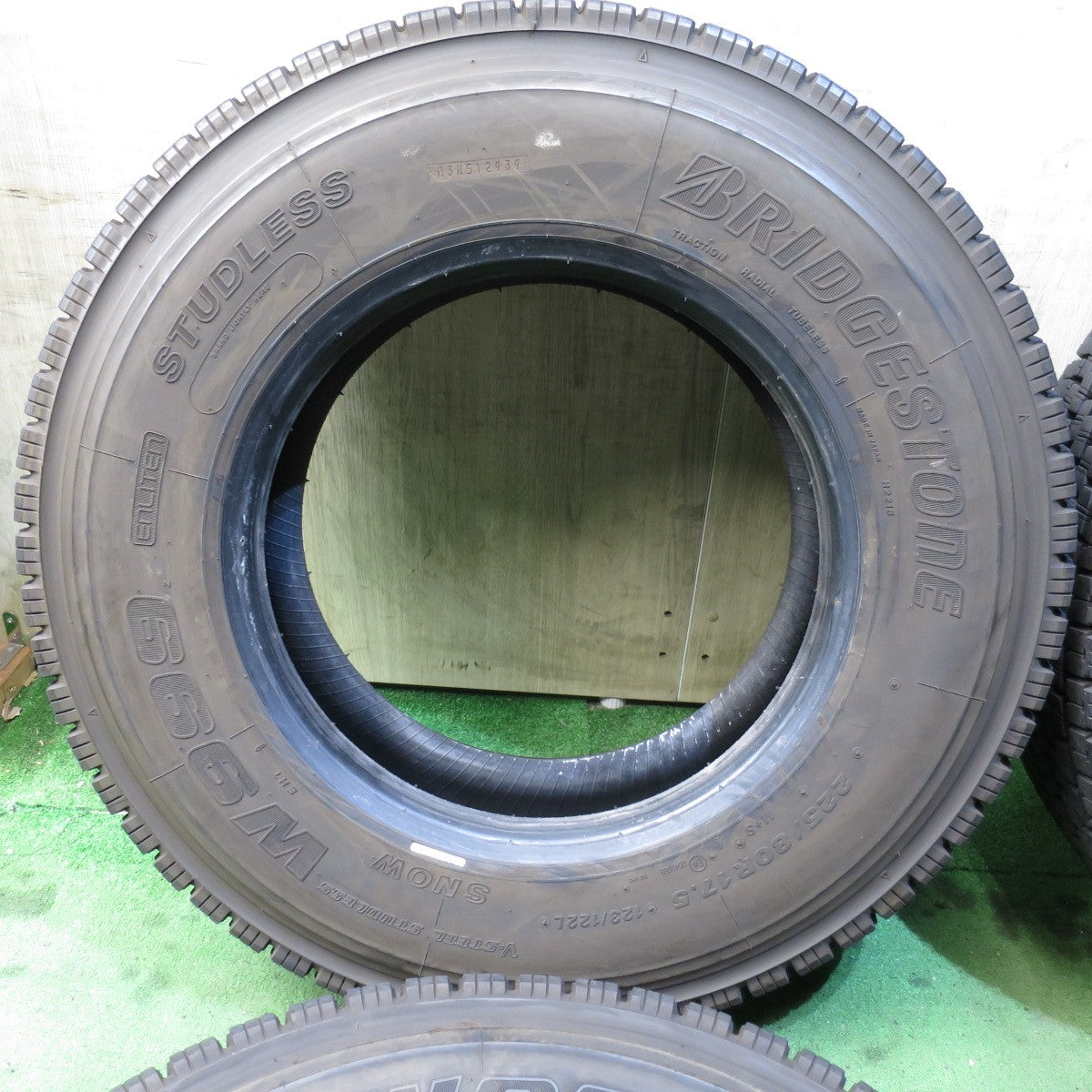 *送料無料* バリ溝！23年！9.5分★トラック タイヤ 225/80R17.5 123/122L スタッドレス ブリヂストン W999 17.5インチ★4032601クスタ