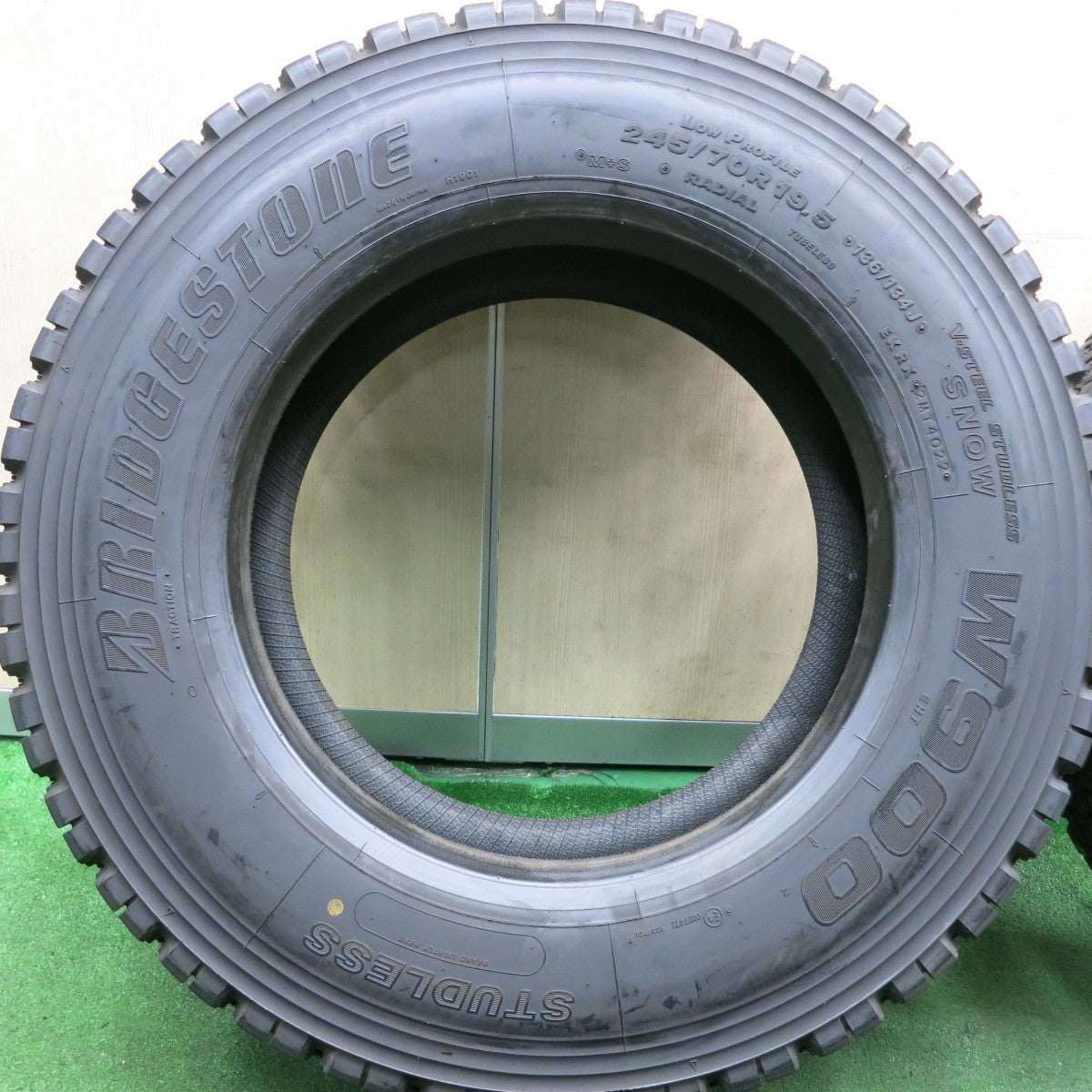 *送料無料* バリ溝！22年！8.5分★トラック タイヤ 245/70R19.5 136/134J スタッドレス ブリヂストン W900 19.5インチ★4071015HAスタ