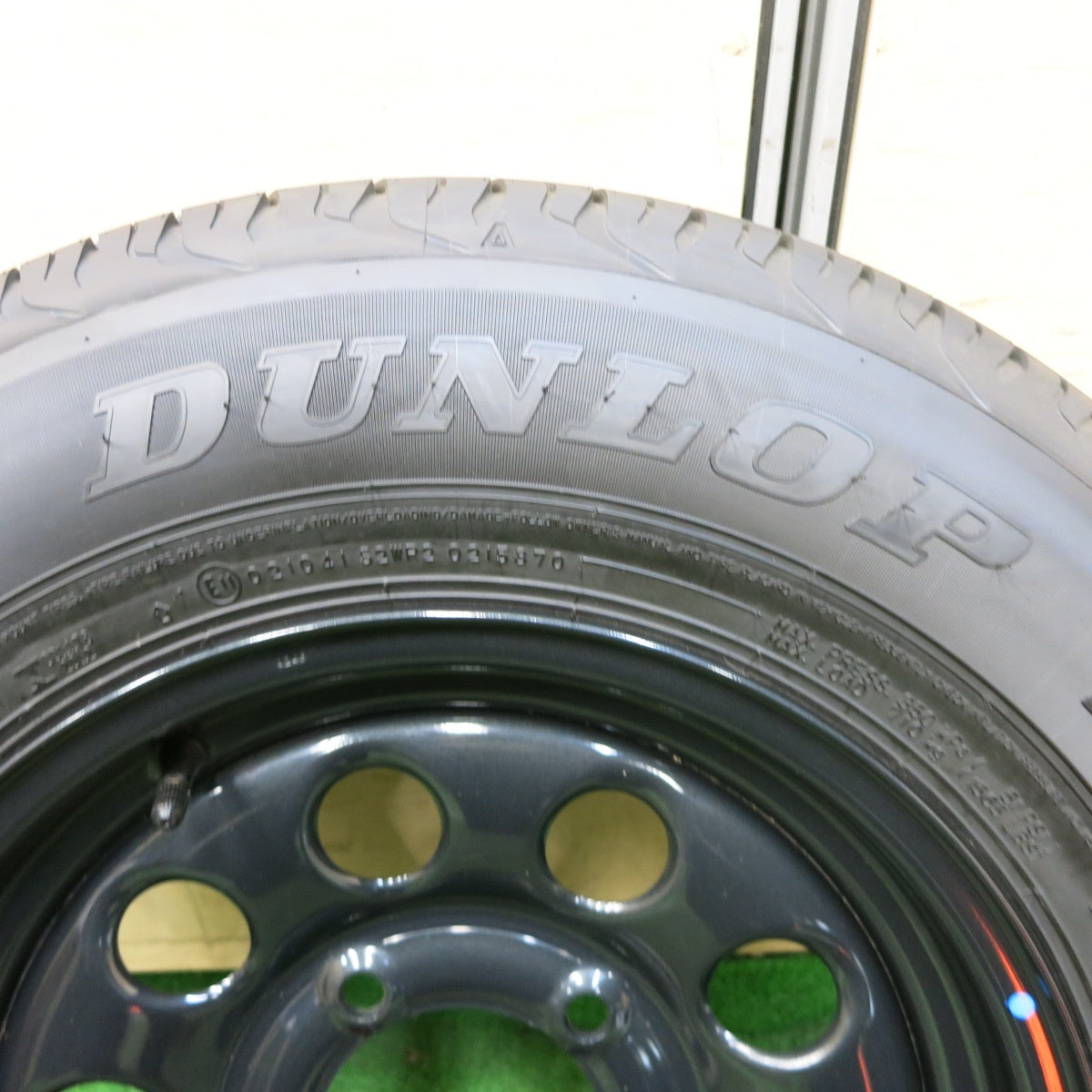 [送料無料] 新車外し！23年！1本★スズキ JB74 ジムニー シエラ 純正 スチール 195/80R15 ダンロップ AT20 グラントレック 15インチ PCD139.7/5H★5011105ナノ