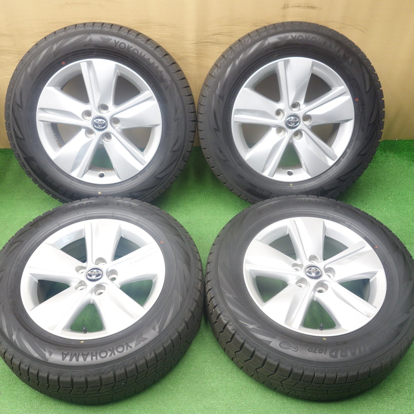 バリ溝！24年！キレイ！9.5分以上★トヨタ 60系 ハリアー 純正 225/65R17 スタッドレス ヨコハマ アイスガード iG70 17インチ PCD114.3/5H★6052801KTス