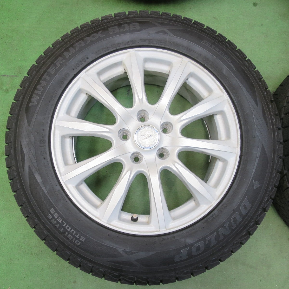 バリ溝！24年！ほぼ10分★スタッドレス 225/65R17 ダンロップ ウインターマックス SJ8 SJ8+ JOKER ジョーカー 17インチ PCD114.3/5H★5122603イス