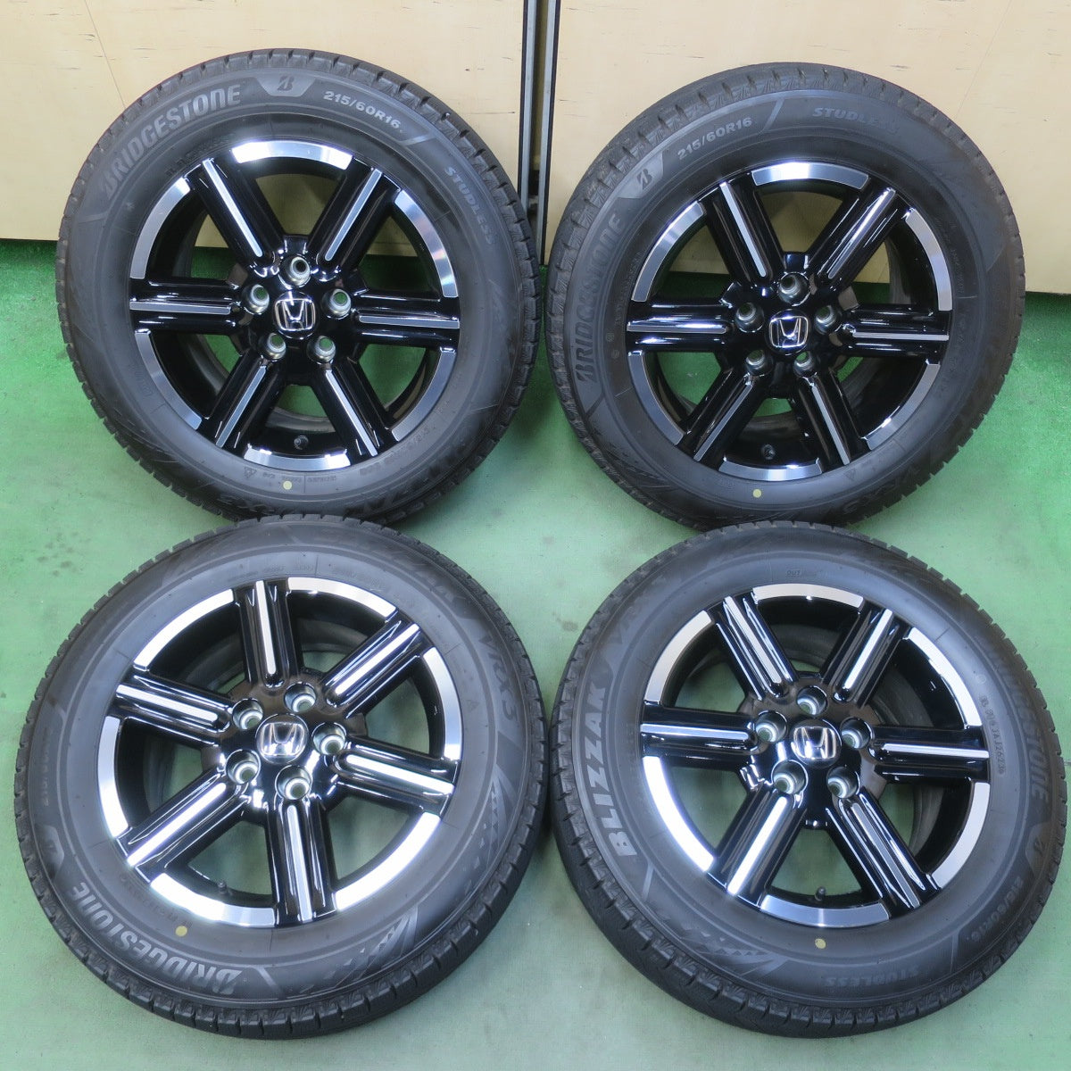 バリ溝！23年！キレイ！9.5分★ホンダ RV ヴェゼル 純正 215/60R16 スタッドレス ブリヂストン ブリザック VRX3 16インチ PCD114.3/5H★6032305イス