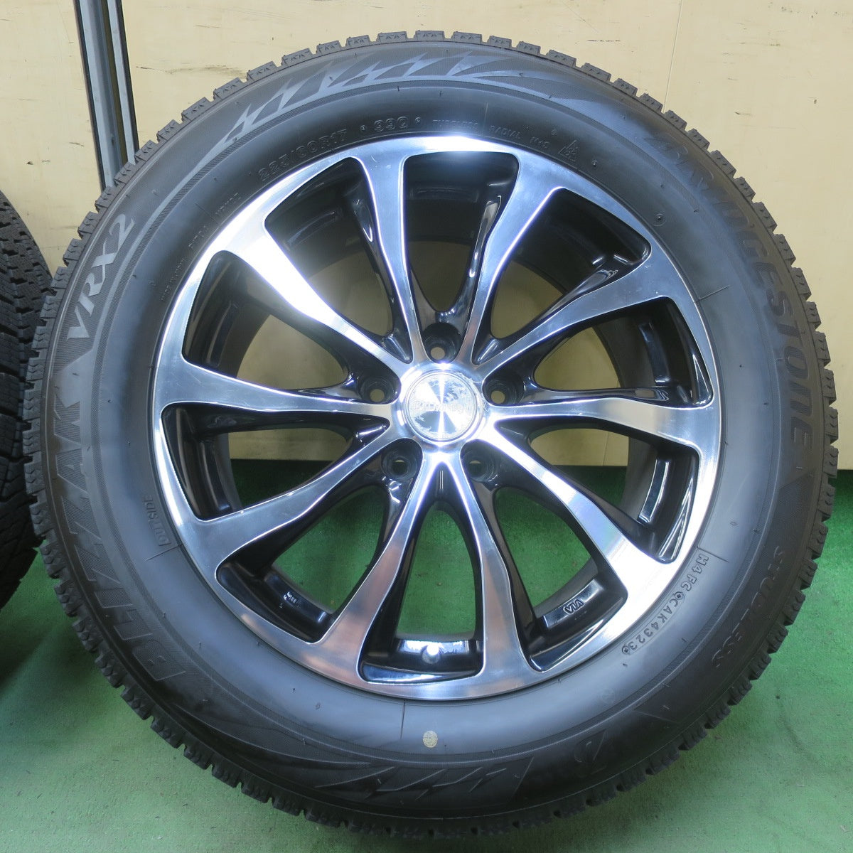 バリ溝！23年！キレイ！9.5分以上◎スタッドレス 225/60R17 ブリヂストン ブリザック VRX2 BALMINUM バルミナ 17インチ PCD114.3/5H◎6061205イス