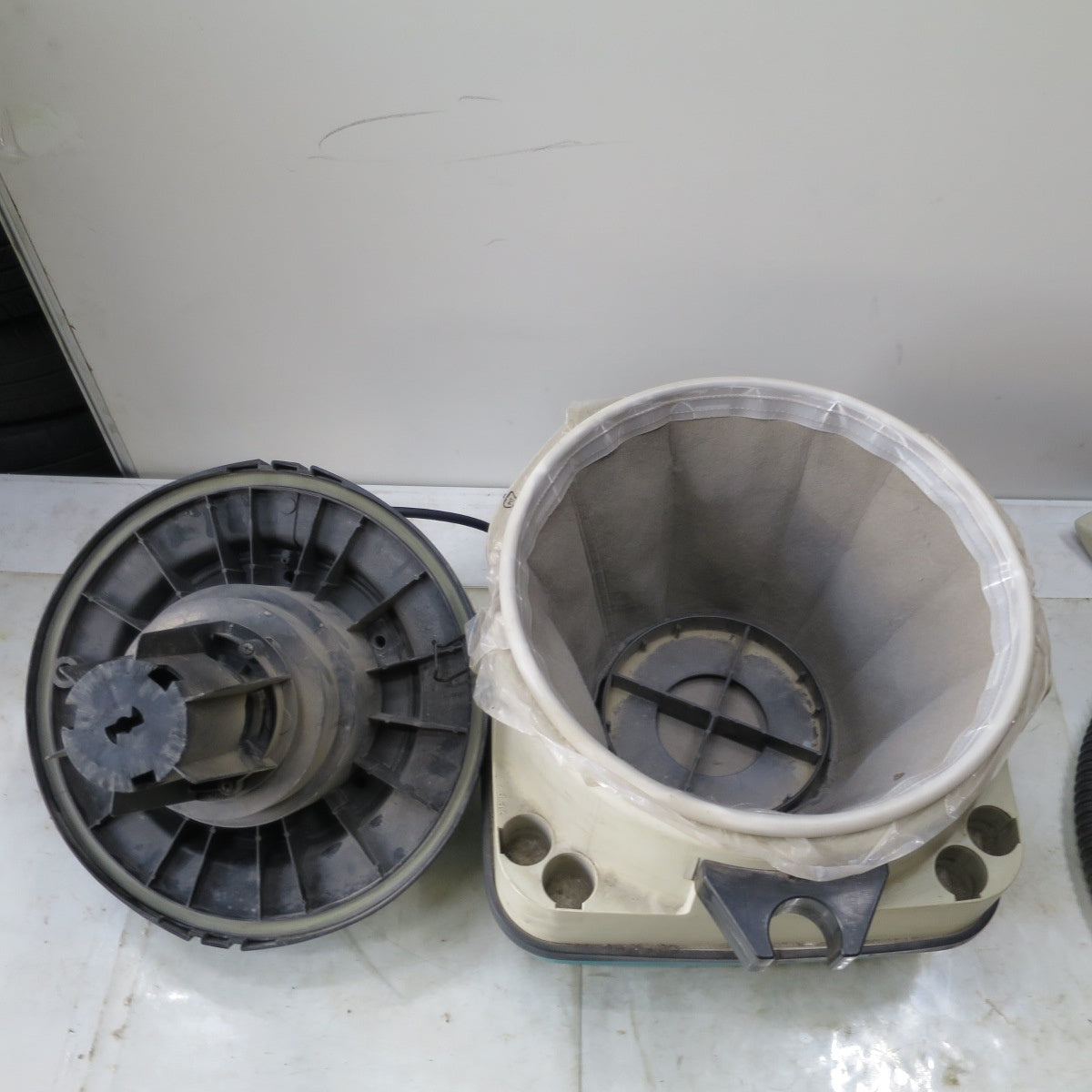 [送料無料] ◆マキタ 集じん機 437 乾湿両用 業務用 電動 工具 掃除機 コード式 集塵 100V makita◆