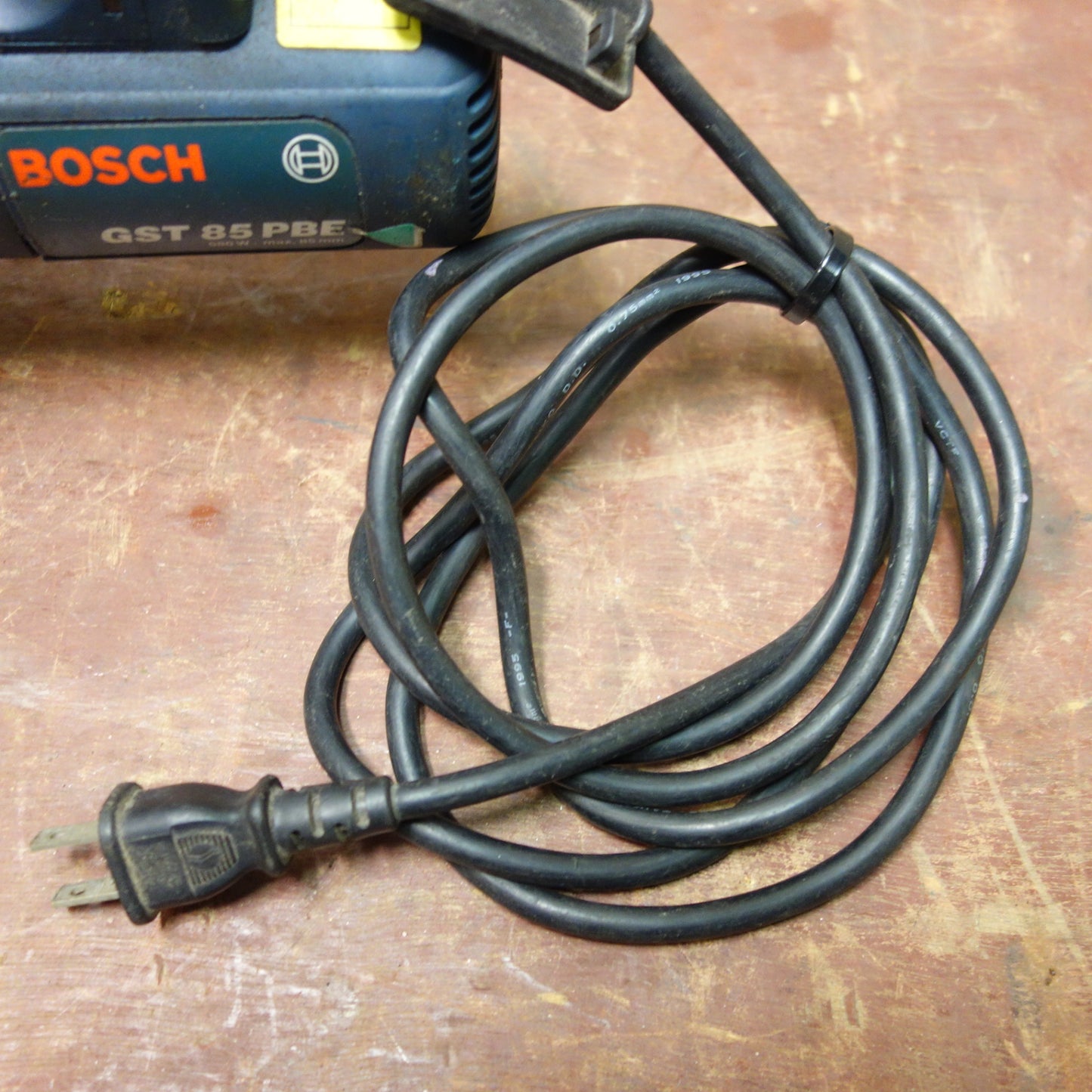 [送料無料] ☆ボッシュ ジグソー 電気のこぎり 100V GST 85 PBE ケース 替刃 付き BOSCH 電動 工具☆