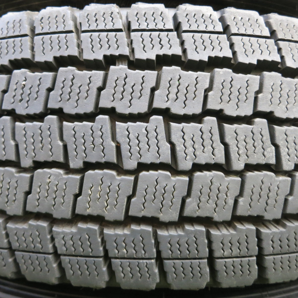 *送料無料* バリ溝！キレイ！9.5分★ハイエース等  KEEELER 195/80R15 スタッドレス グッドイヤー アイスナビ カーゴ キーラー 15インチ PCD139.7/6H★4041004イス