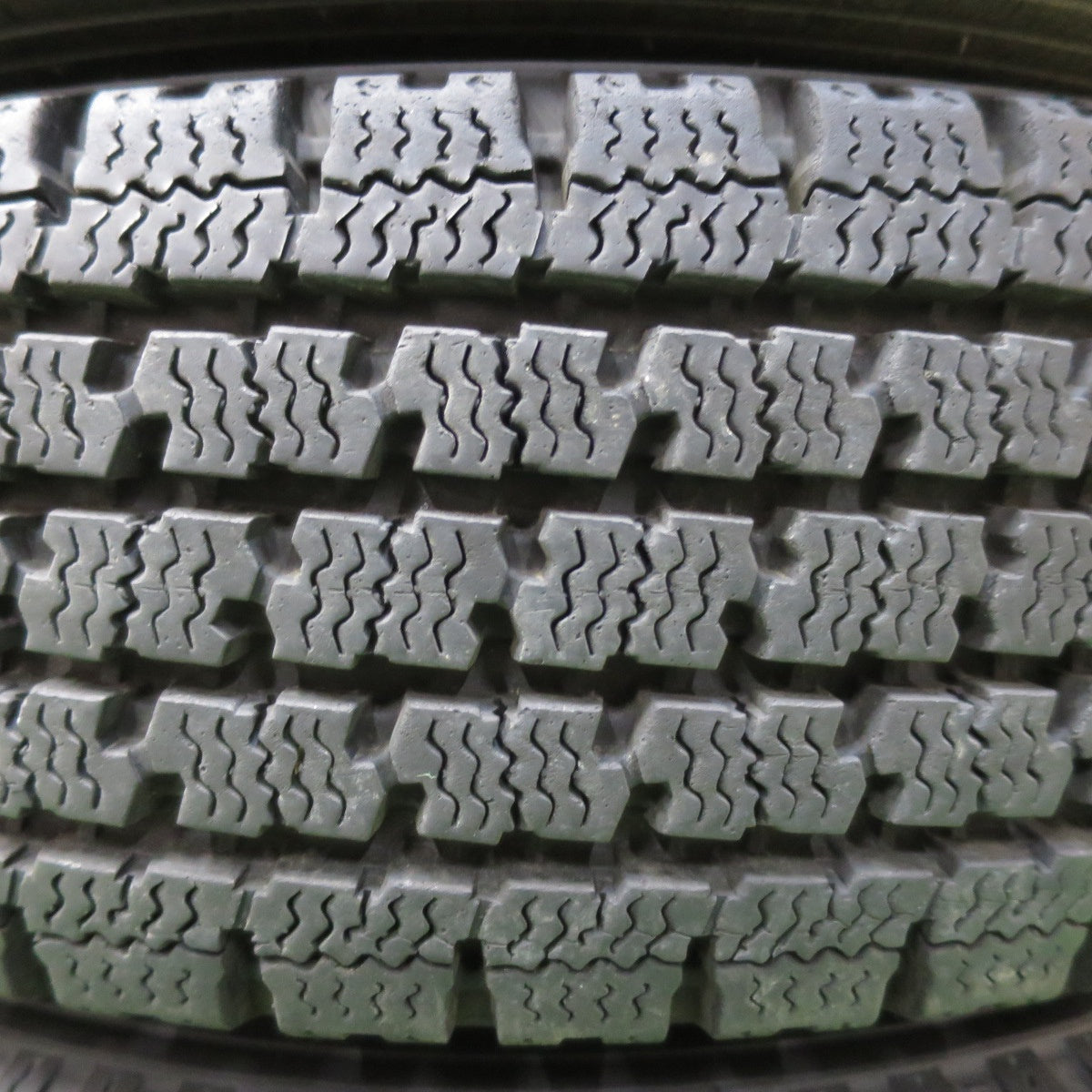 バリ溝！23年！9.5分★スタッドレス 145/80R12 80/78N トーヨー デルベックス 935 スチール ホイール 12インチ PCD100 110 114.3/4H マルチ★5051204イス