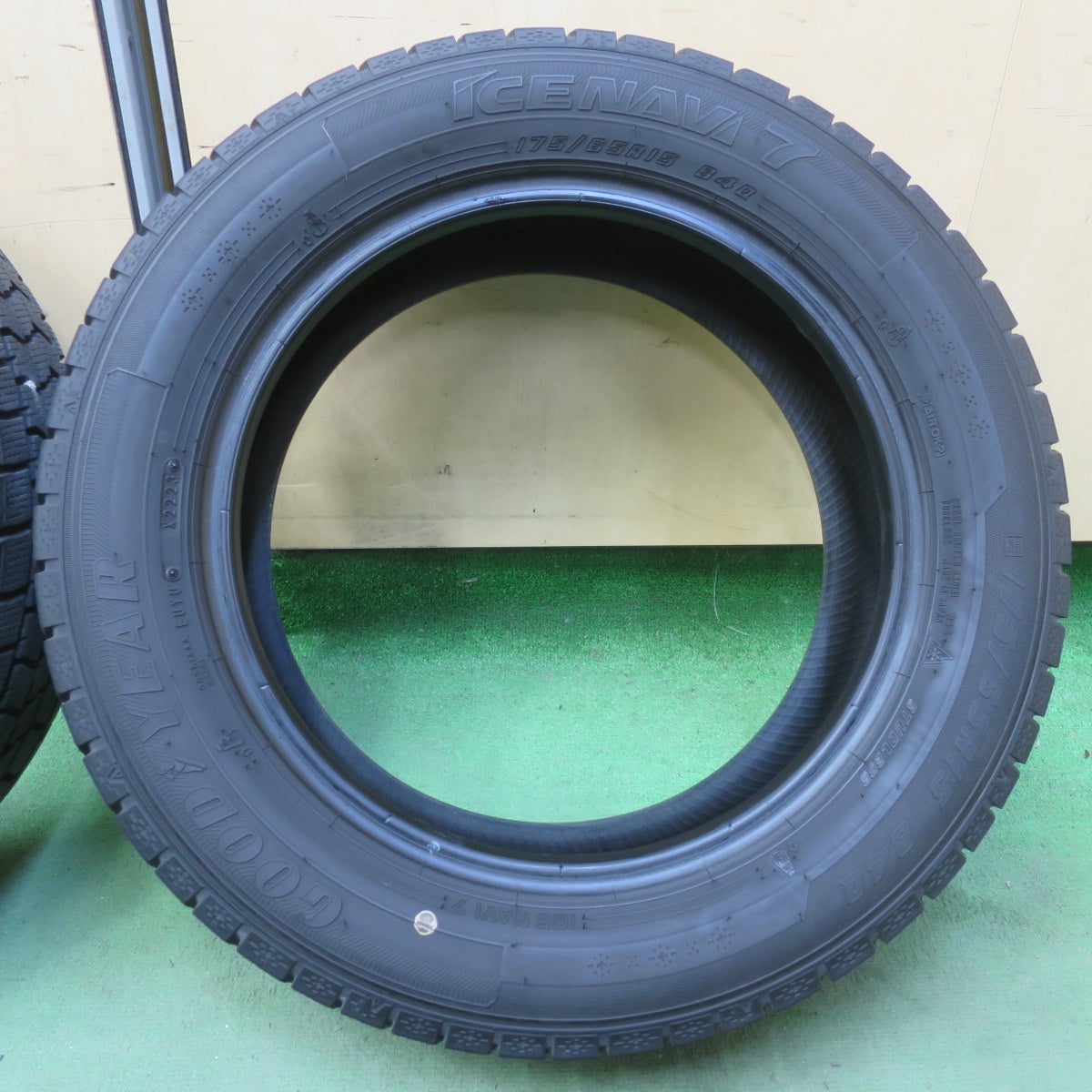 バリ溝！23年！9分★スタッドレス 175/65R15 グッドイヤー アイスナビ7 タイヤ 15インチ スイフト アクア ヴィッツ カローラフィールダー フィット 等★6061804イスタ