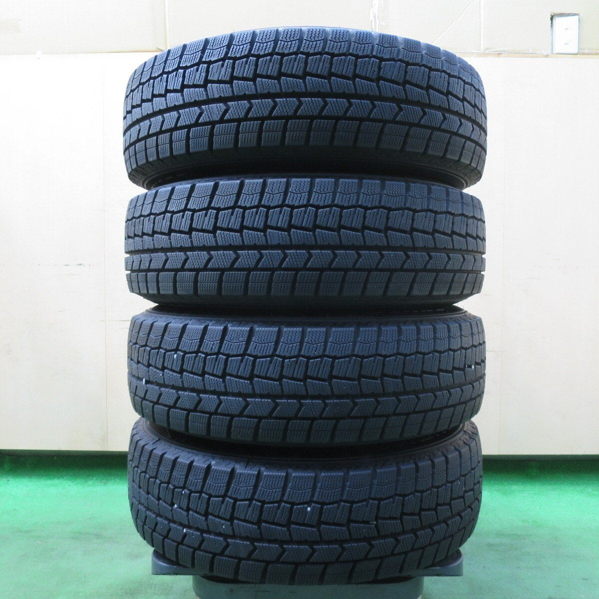 バリ溝！キレイ！9.5分★スタッドレス 175/70R14 ダンロップ ウインターマックス WM02 ravrion RS01 ラブリオン 14インチ PCD100/4H★5021708イス