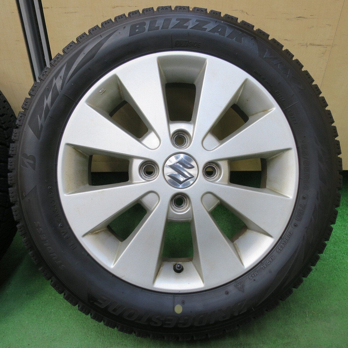 バリ溝！8.5分★スズキ ワゴンR 純正 155/65R14 スタッドレス ブリヂストン ブリザック VRX2 14インチ PCD100/4H★5032911イス