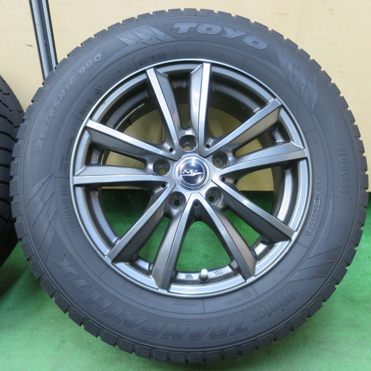 バリ溝！20年！8.5分★スタッドレス 215/65R16 トーヨー ウインター トランパス TX NIRVANA NV PCD114.3/5H★4112211イス