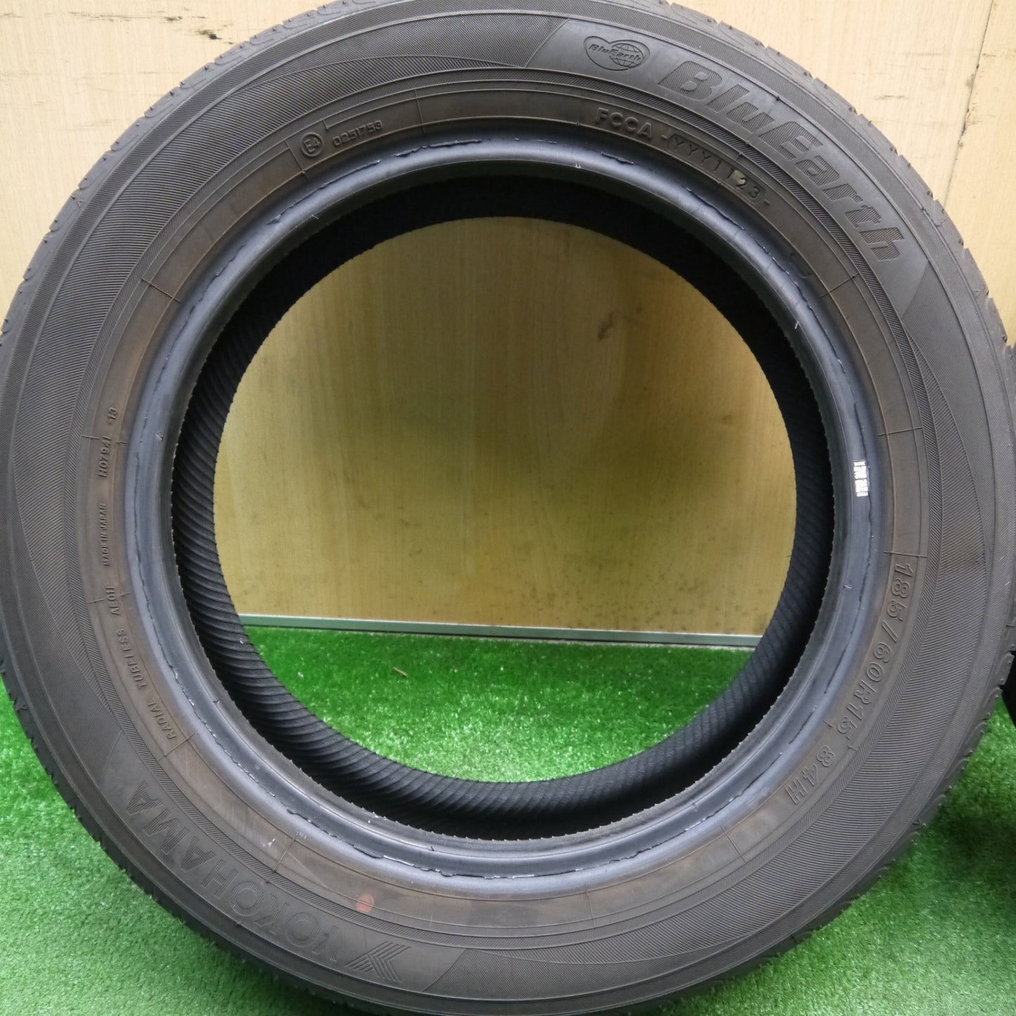 バリ溝！23年！9分★185/60R15 ヨコハマ ブルーアース AE01F タイヤ 15インチ アクア シエンタ ヤリス フィット 等★6022411Hノタ