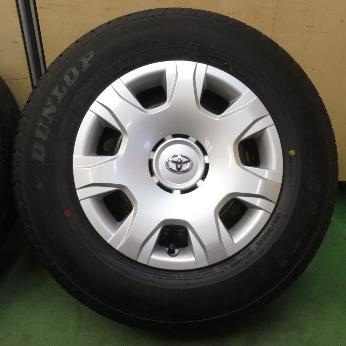 新車外し★トヨタ 200系 ハイエース 純正 スチール 195/80R15 107/105N ダンロップ SP175N 15インチ PCD139.7/6H★6050515イノ