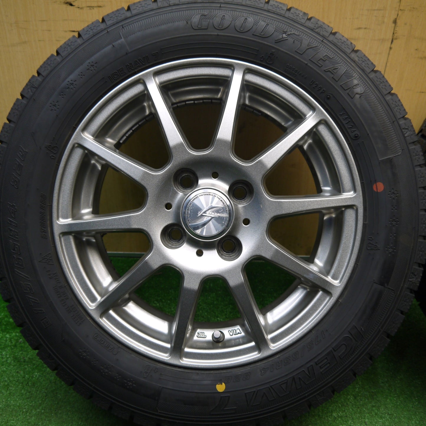 バリ溝！24年！ほぼ10分★スタッドレス 175/65R14 グッドイヤー アイスナビ7 STRANGER ストレンジャー 14インチ PCD100/4H★6013002Hス
