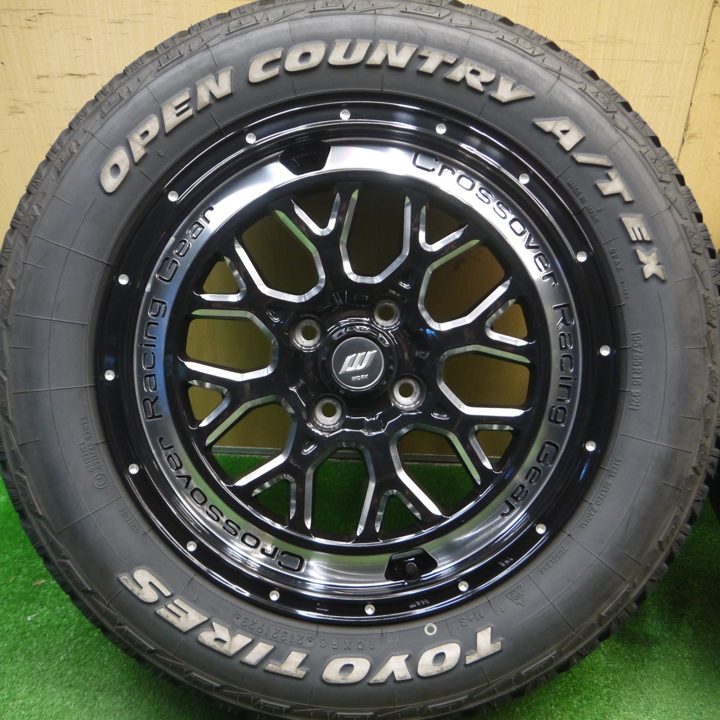 [送料無料] バリ溝！23年！キレイ！9.5分★WORK Crossover Racing Gear CRAG CKV 195/65R16 トーヨー オープンカントリー A/T EX ホワイトレター ワーク PCD100/4H★5020404Hノ