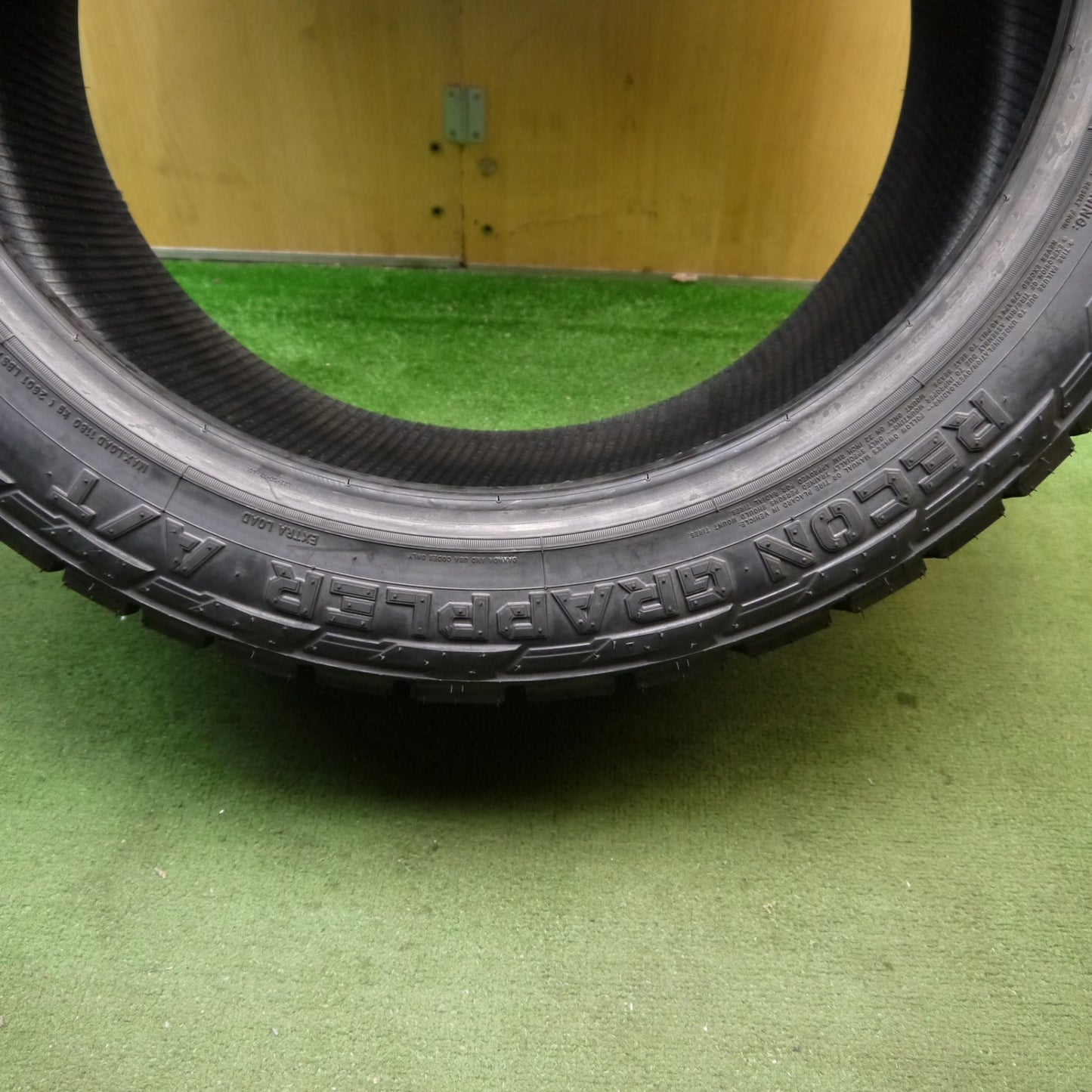 未使用！24年！1本★305/40R22 ニットー RECON GRAPPLER A/T タイヤ 22インチ ランクル 100 200 等★5081808Hノタ