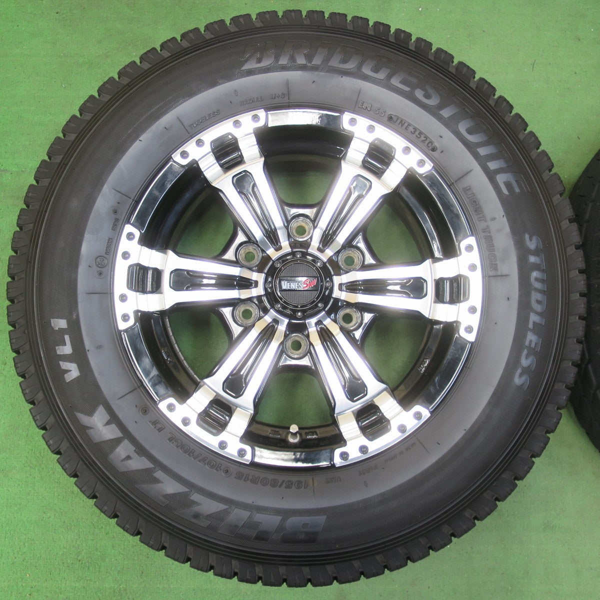 [送料無料] バリ溝！キレイ！9.5分★スタッドレス 195/80R15 107/105L ブリヂストン ブリザック VL1 VENES Suv ヴェネス 15インチ PCD139.7/6H★5021504イス