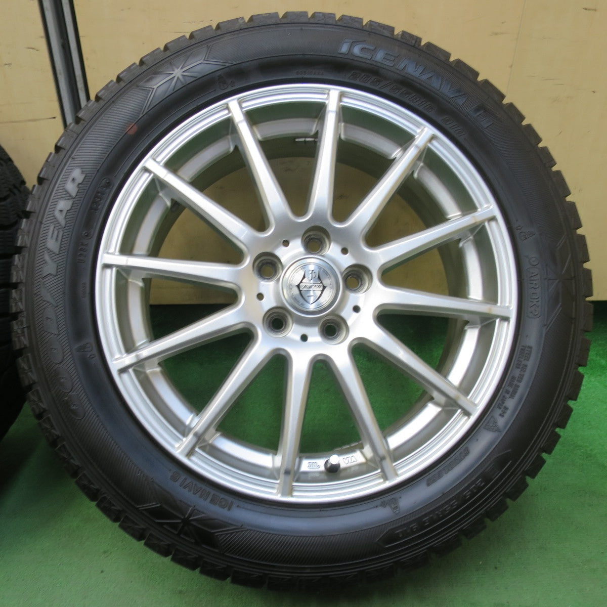 バリ溝！キレイ！8.5分★プリウス 86 BRZ 等 205/55R16 スタッドレス グッドイヤー アイスナビ6 JOKER ジョーカー 16インチ PCD100/5H★5103106イス