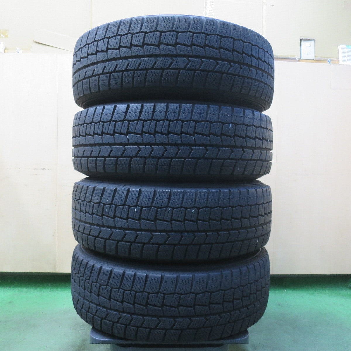 バリ溝！22年！キレイ！9.5分◎スタッドレス 215/60R17 ダンロップ ウインターマックス WM02 Exceeder エクシーダー 17インチ PCD114.3/5H◎6101201イス