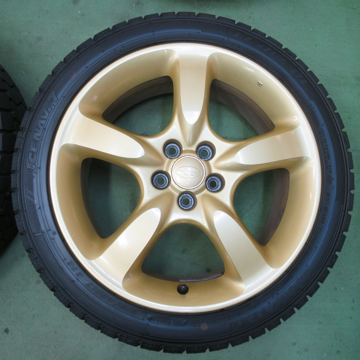 ほぼ未使用！23年！キレイ★スバル レガシィ 純正 215/45R17 スタッドレス グッドイヤー アイスナビ7 17インチ レガシー PCD100/5H★6022605イス