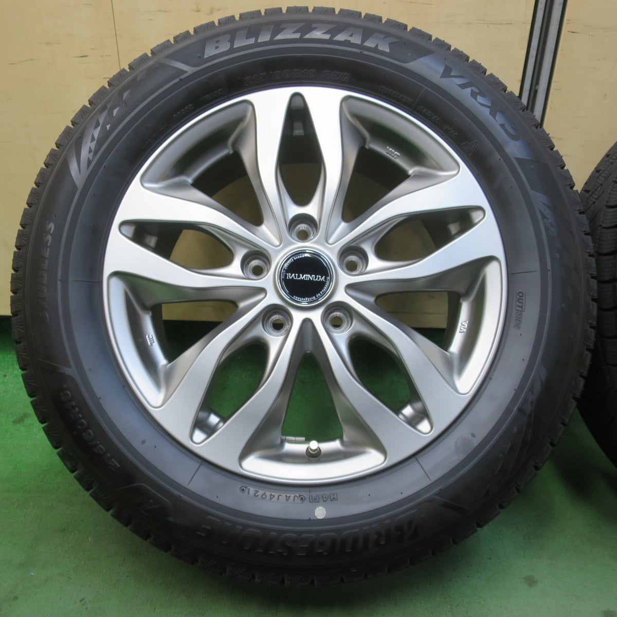 バリ溝！キレイ！9.5分★スタッドレス 215/60R16 ブリヂストン ブリザック VRX3 BALMINUM DS-M バルミナ 16インチ PCD114.3/5H★6011902イス