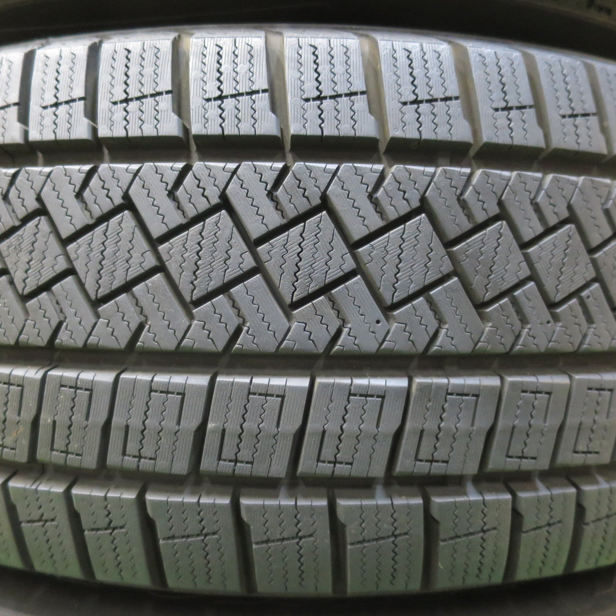 バリ溝！24年！キレイ！ほぼ10分★スタッドレス 205/60R16 ピレリ アイスゼロ アシンメトリコ VELVA SPORTZ ヴェルヴァ 16インチ PCD114.3/5H★5122901イス