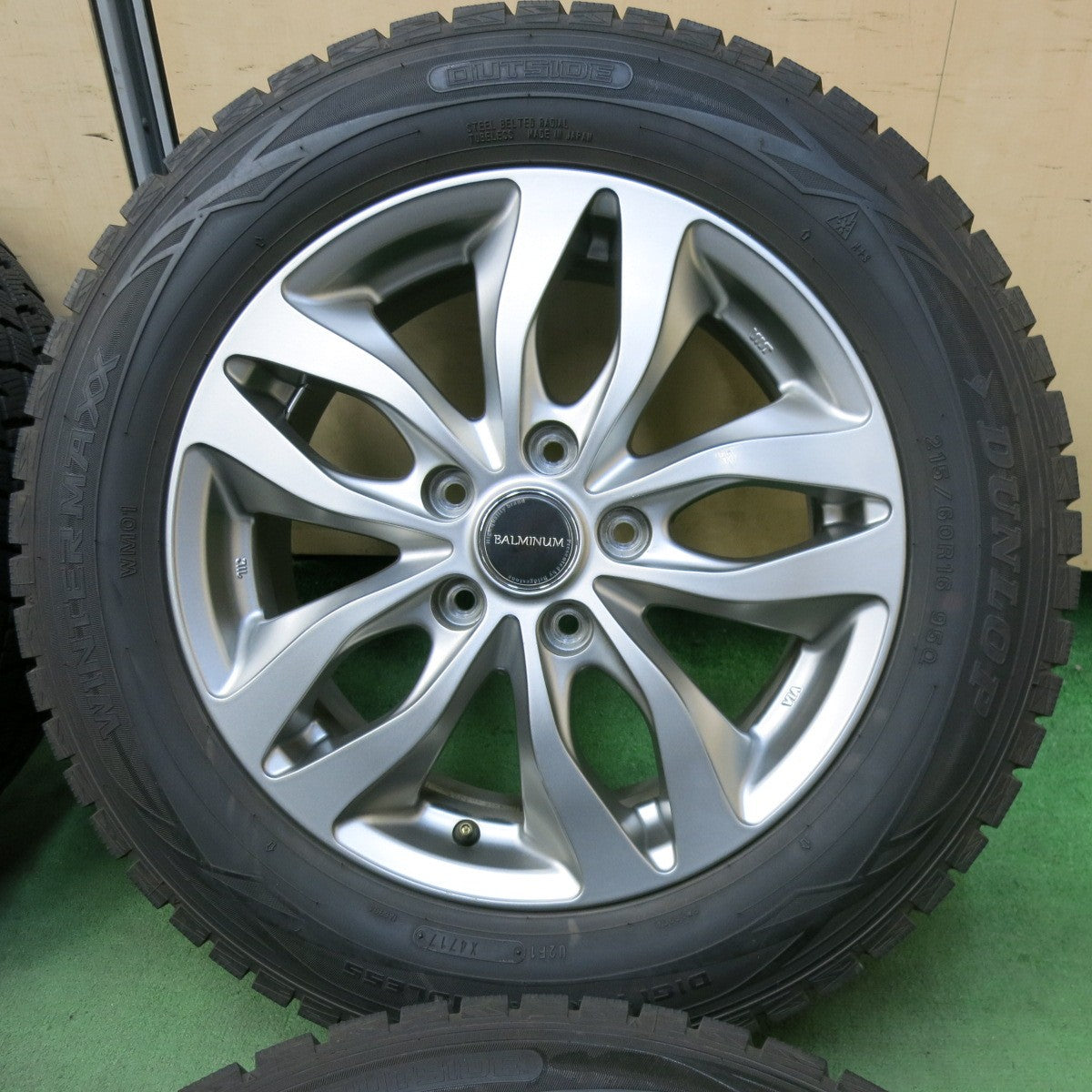 バリ溝！キレイ！9.5分以上★スタッドレス 215/60R16 ダンロップ ウインターマックス WM01 BALMINUM バルミナ 16インチ PCD114.3/5H★5043011SYス