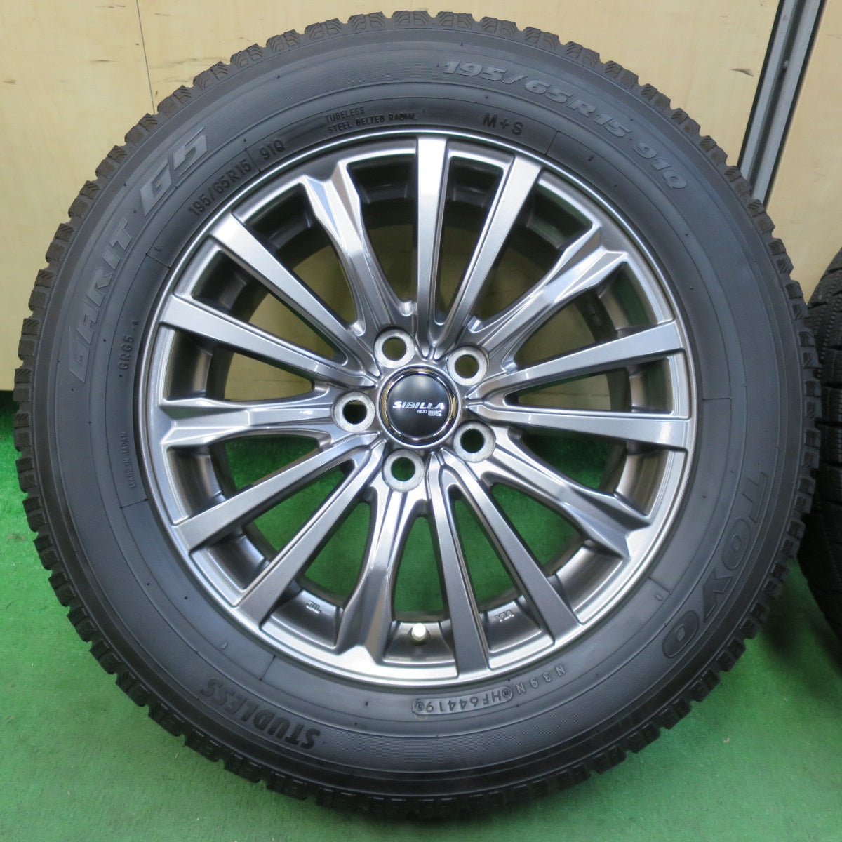 [送料無料] バリ溝！キレイ！9分★プリウス等 195/65R15 スタッドレス トーヨー ガリット G5 SIBILLA NEXT W5 シビラ 15インチ PCD100/5H★4103105イス