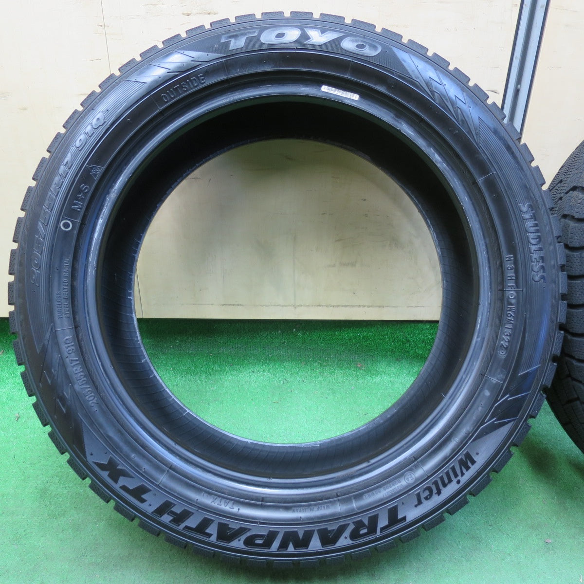 [送料無料] バリ溝！22年！ほぼ10分★スタッドレス 205/55R17 トーヨー ウインター トランパス TX タイヤ 17インチ ノア ヴォクシー 等★4111303イスタ