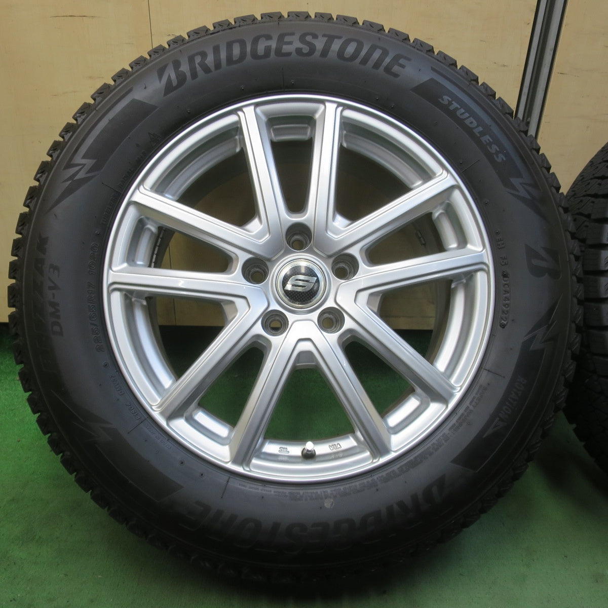 バリ溝！22年！キレイ！9.5分★スタッドレス 225/65R17 ブリヂストン ブリザック DM-V3 STRANGER ストレンジャー 17インチ PCD114.3/5H★6041502イス