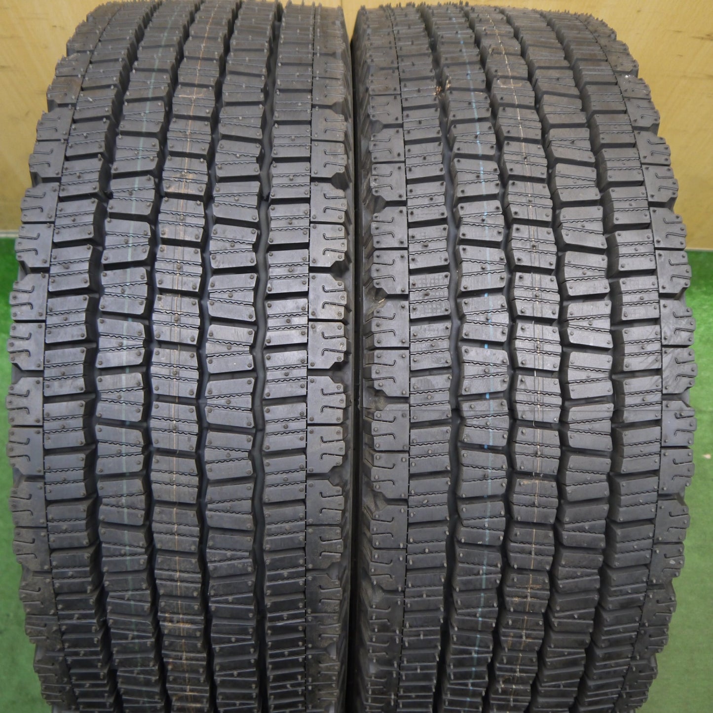 未使用！25年！2本★トラック タイヤ 245/70R19.5 136/134J スタッドレス ダンロップ デクテス SP081 DECTES 19.5インチ★6070111KKスタ