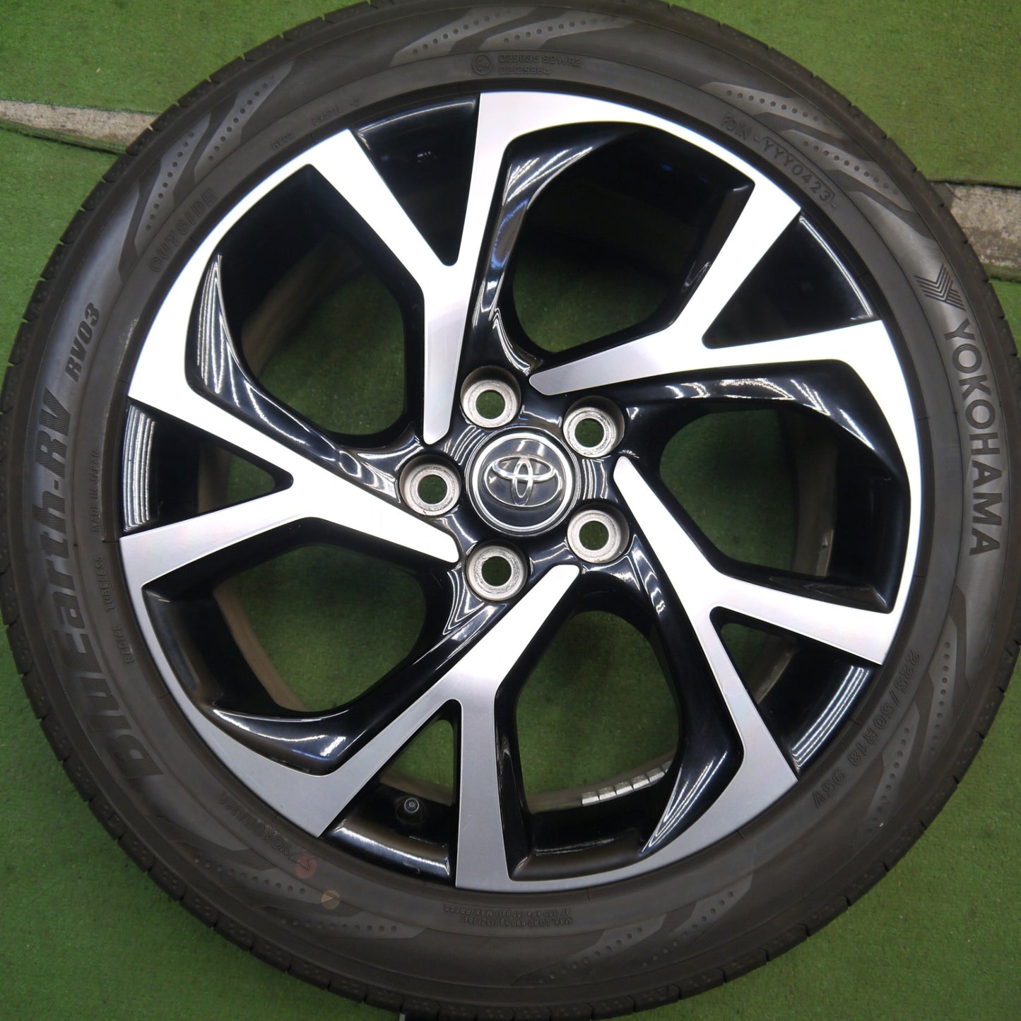 バリ溝！23年！9.5分★トヨタ CH-R 純正 225/50R18 ヨコハマ BluEarth-RV RV03 18インチ CHR PCD114.3/5H★5072802Hノ