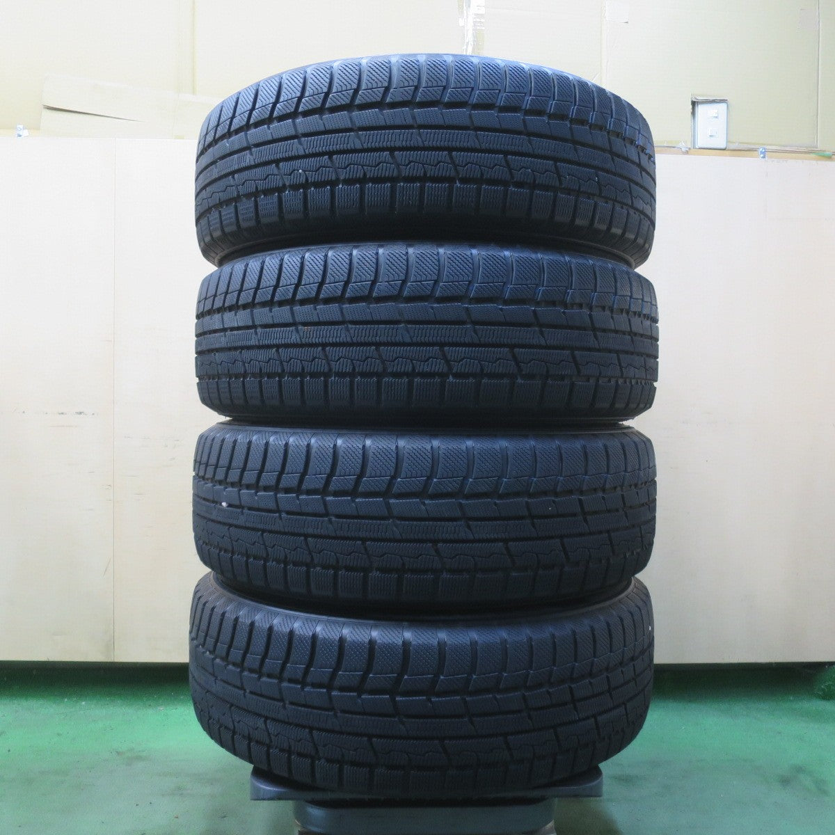 バリ溝！キレイ！9.5分★スタッドレス 225/60R18 トーヨー ウインター トランパス TX AZANE E-10 アザーネ 18インチ PCD114.3/5H★6041501イス
