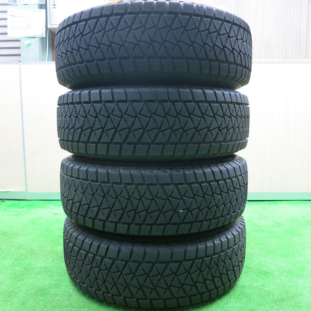 [送料無料] バリ溝！21年！キレイ！9.5分★ジープ JL ラングラー アンリミテッド サハラ 純正 255/70R18 スタッドレス ブリヂストン ブリザック DM-V2 PCD127/5H★4091501HAス