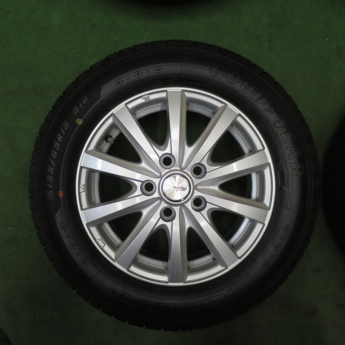 バリ溝！24年！キレイ！9.5分以上★スタッドレス 195/65R15 グッドイヤー アイスナビ7 ravrion RS01 ラブリオン 15インチ PCD114.3/5H★5112101TTス