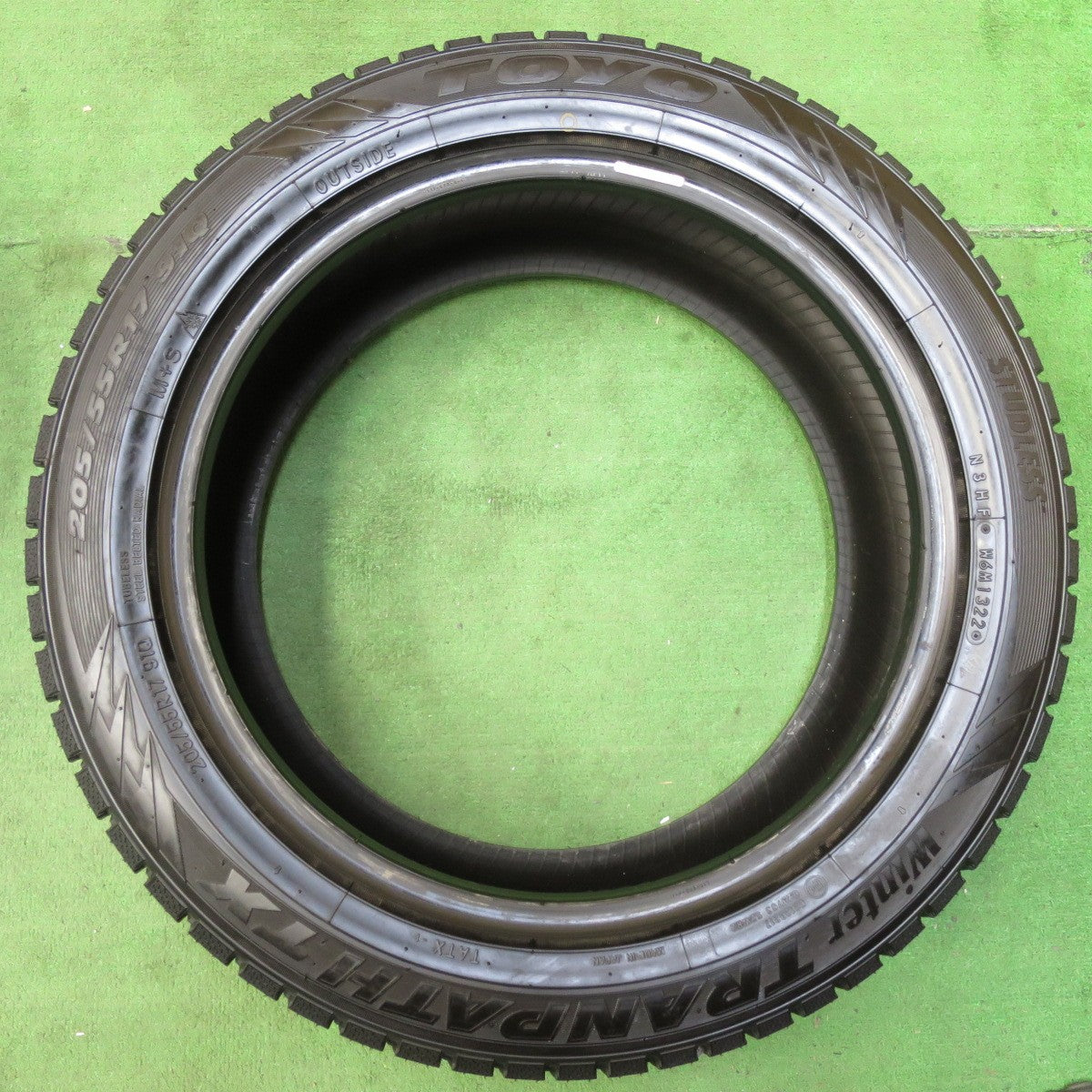 [送料無料] バリ溝！22年！ほぼ10分★スタッドレス 205/55R17 トーヨー ウインター トランパス TX タイヤ 17インチ ノア ヴォクシー 等★4111303イスタ