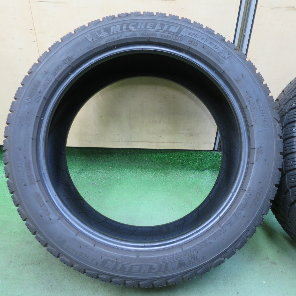 バリ溝！22年！8.5分◎スタッドレス 225/45R17 ミシュラン X-ICE SNOW タイヤ 17インチ ベンツ C A クラス アウディ A3 BMW F20 1シリーズ F22 等◎6100205NGスタ