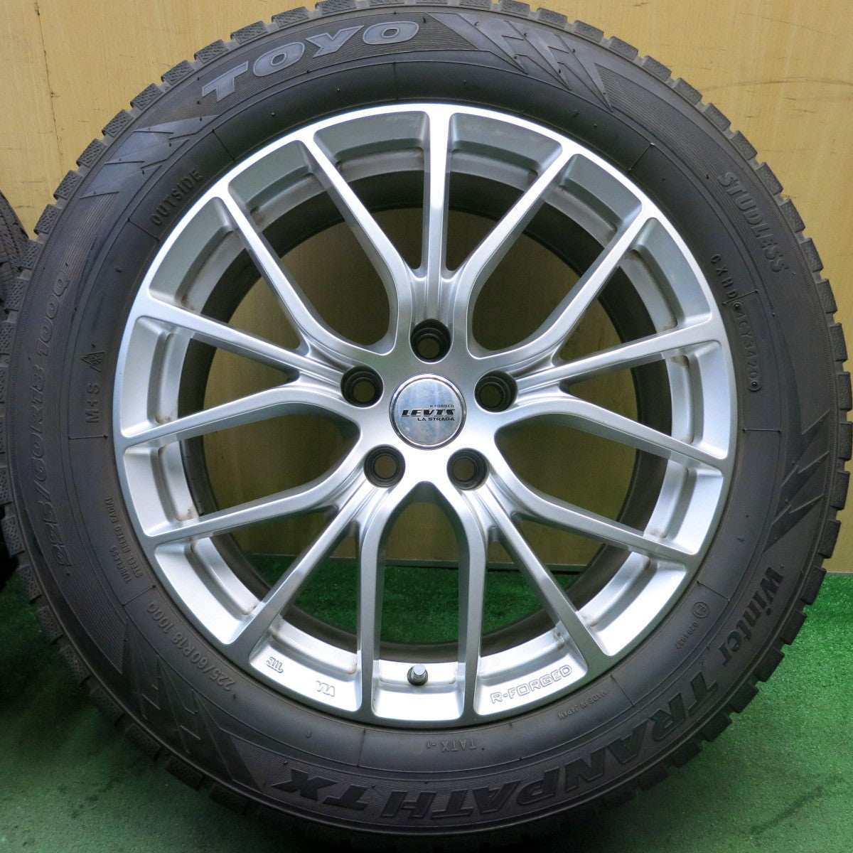 バリ溝！キレイ！9.5分★スタッドレス 225/60R18 トーヨー ウインター トランパス TX R-FORGED LEVIS LA STRADA 阿部商会 18インチ PCD114.3/5H★5080701HAス