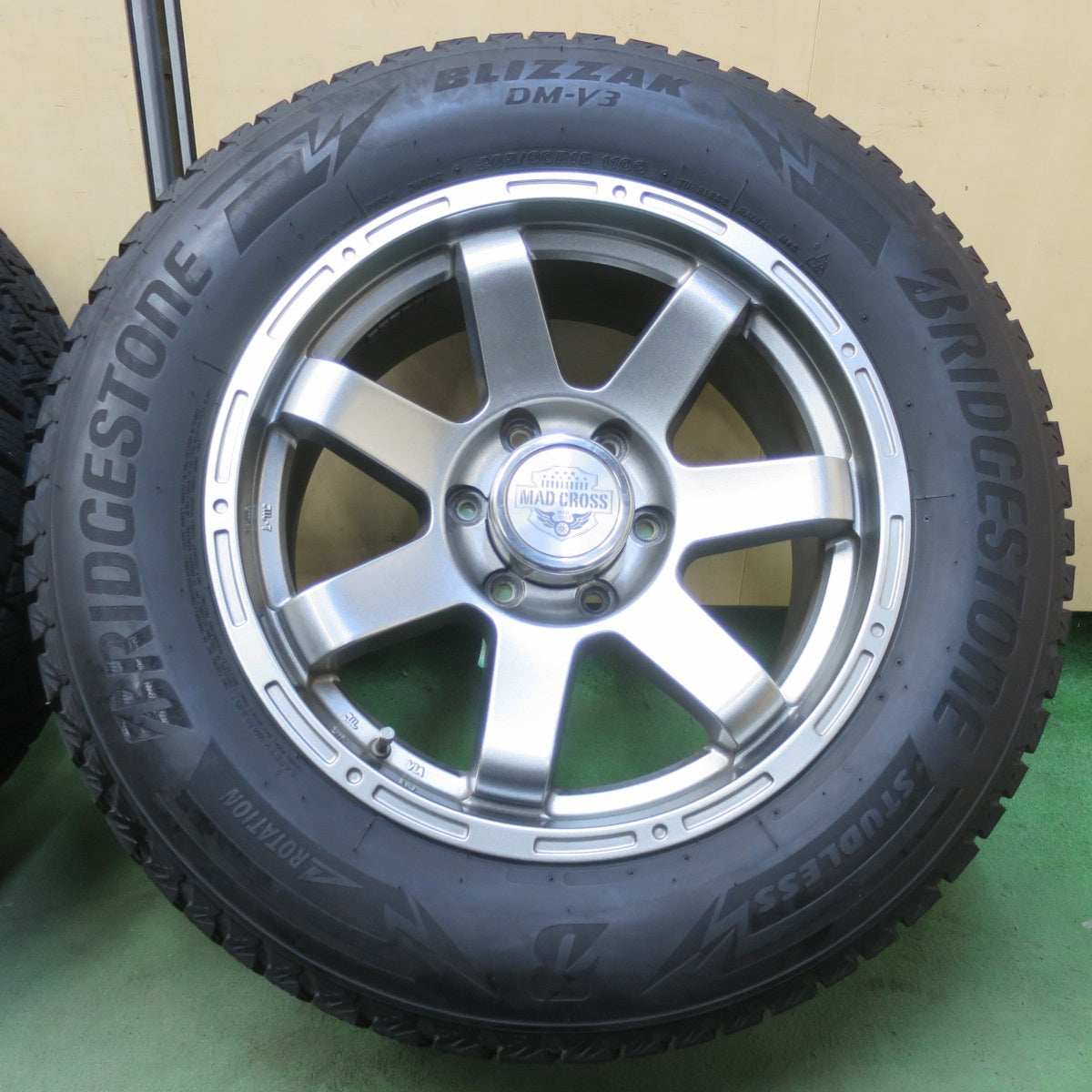 バリ溝！22年！キレイ！8.5分◎スタッドレス 265/60R18 ブリヂストン ブリザック DM-V3 MAD CROSS MC-76 マッドクロス 18インチ PCD139.7/6H◎6101602イス